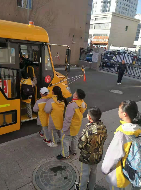 內(nèi)蒙古錫林浩特：12條定制專線開通，這些小學(xué)、幼兒園校車“上崗”了