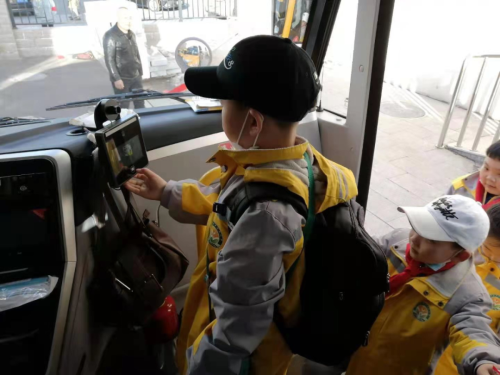 內(nèi)蒙古錫林浩特：12條定制專線開通，這些小學(xué)、幼兒園校車“上崗”了