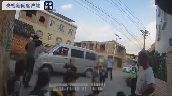 8座黑校車塞進26人，幼兒園司機、園長被起訴