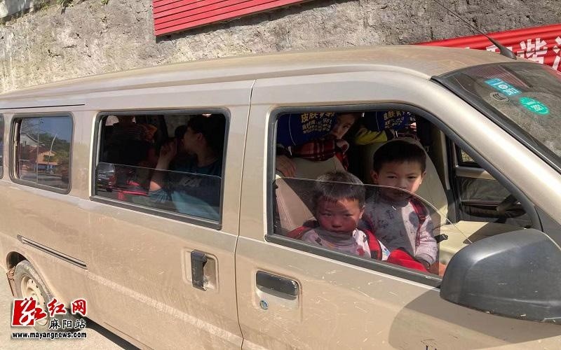 真能“裝”！交警查獲兩輛“黑校車”