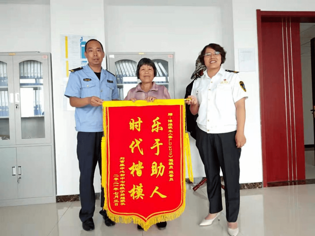 校車停運，“暖心故事”卻不斷上演……