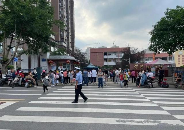 我為群眾辦實事 開學(xué)季，宜賓屏山公安“護學(xué)崗”全面開啟