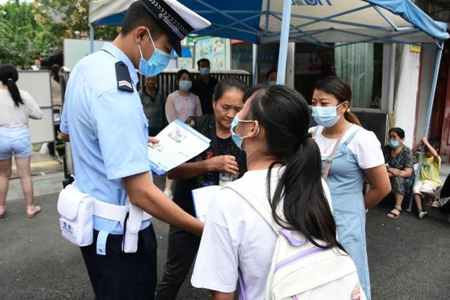 我為群眾辦實事 開學(xué)季，宜賓屏山公安“護學(xué)崗”全面開啟
