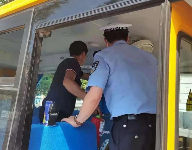 我為群眾辦實事 開學(xué)季，宜賓屏山公安“護學(xué)崗”全面開啟