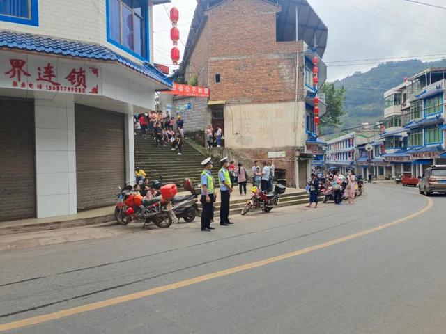 我為群眾辦實事 開學(xué)季，宜賓屏山公安“護學(xué)崗”全面開啟