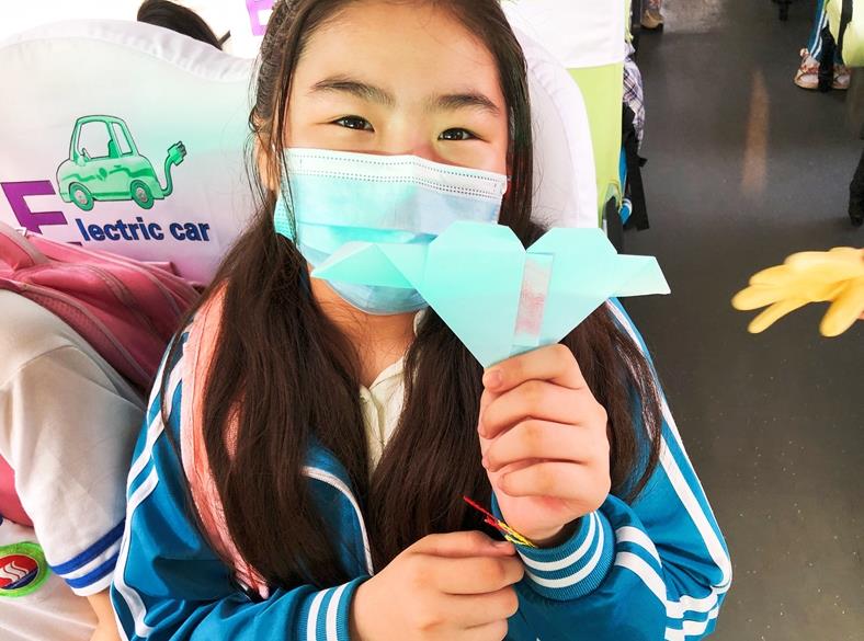 膠州溫馨校車織學(xué)生開展“感謝恩師 ”為主題的流動課堂