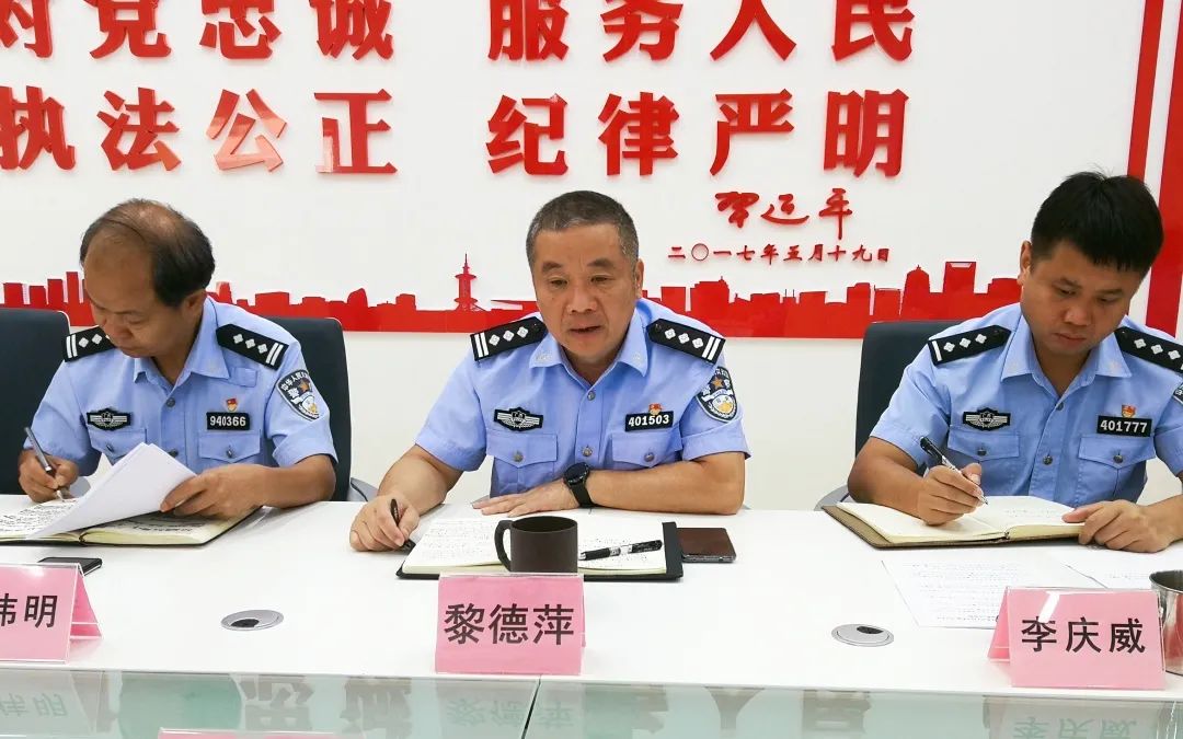 藤縣交警化身“醫(yī)生”為校車“體檢”，讓車輛“健康上路”