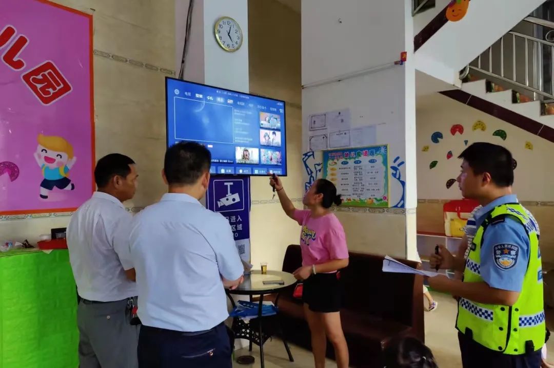 藤縣交警化身“醫(yī)生”為校車“體檢”，讓車輛“健康上路”