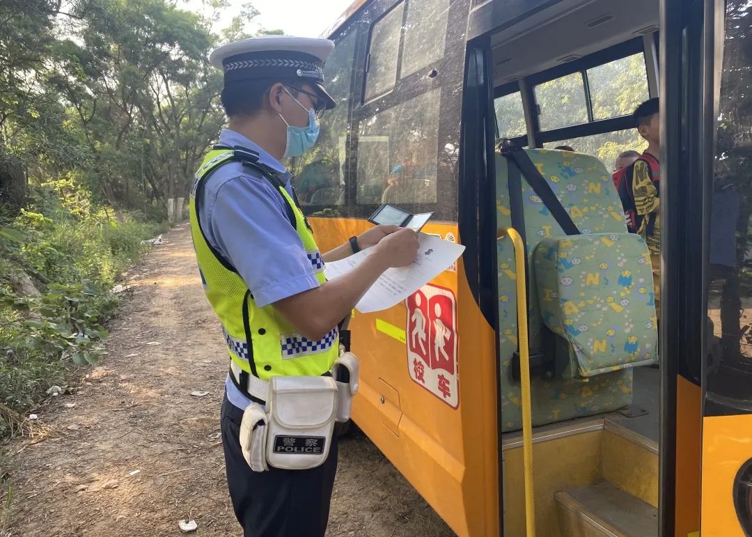 藤縣交警化身“醫(yī)生”為校車“體檢”，讓車輛“健康上路”