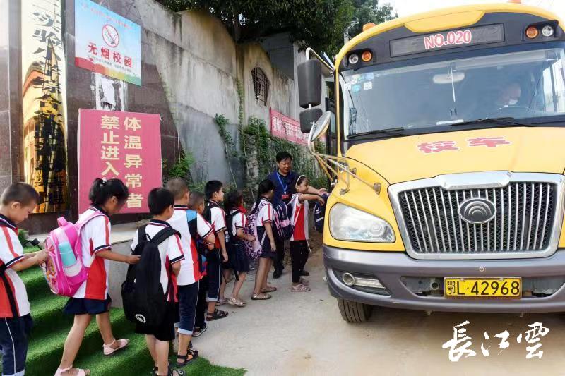 “我要安全”！這個山區縣1.2萬中小學生坐上智慧校車