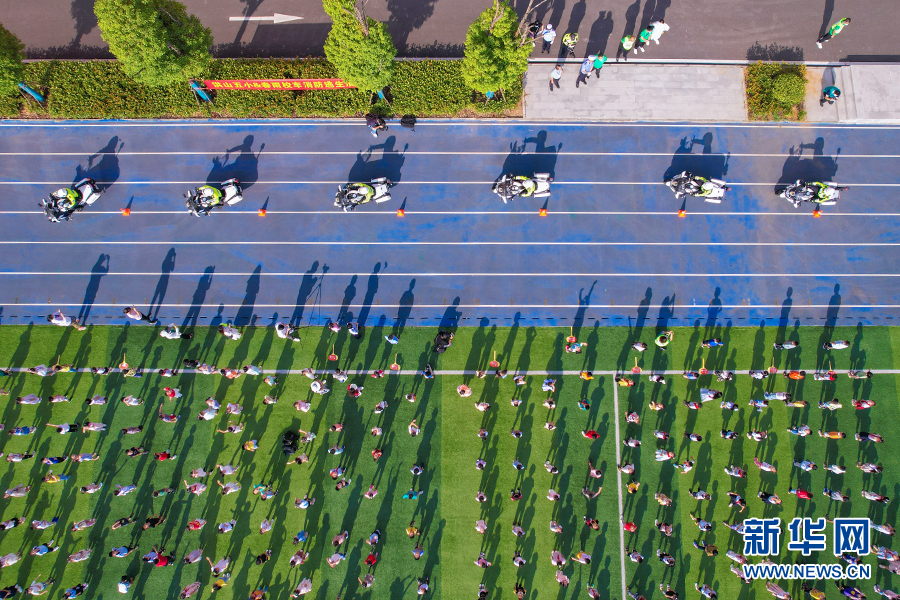 武漢洪山：交警進校園開展校車逃生演練活動
