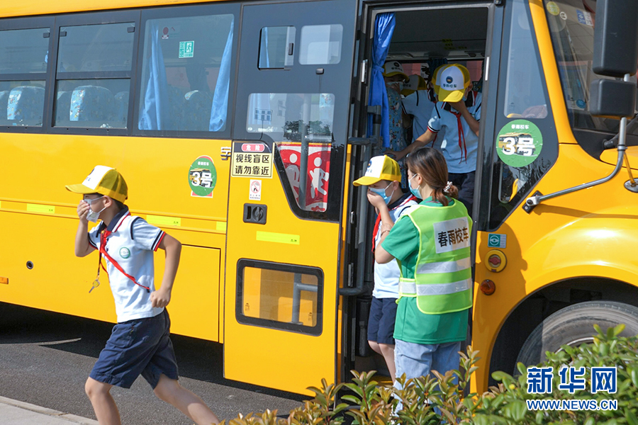 武漢洪山：交警進校園開展校車逃生演練活動