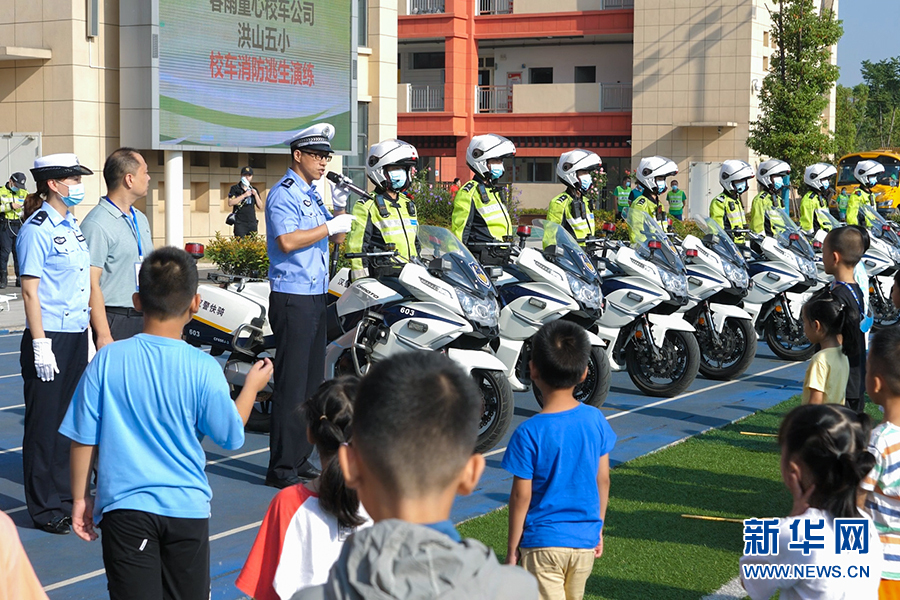 武漢洪山：交警進校園開展校車逃生演練活動
