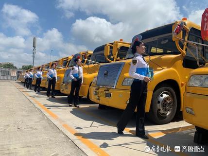 每天送15萬學(xué)子上下學(xué)，溫馨校車開通10年跑了1.6億公里