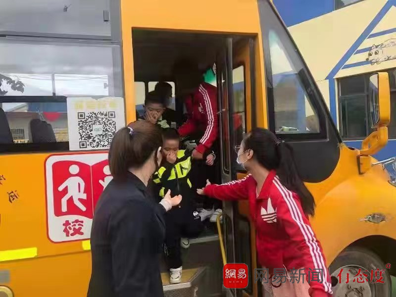 誠信校車祝你“平安乘車，快樂成長”