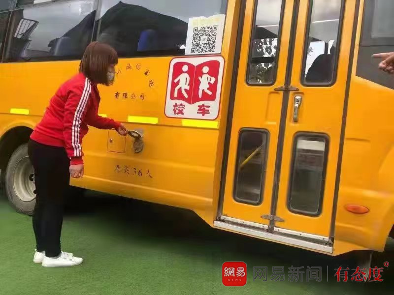 誠信校車祝你“平安乘車，快樂成長”