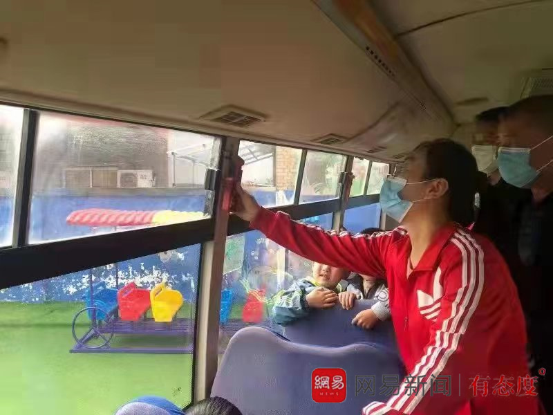 誠信校車祝你“平安乘車，快樂成長”