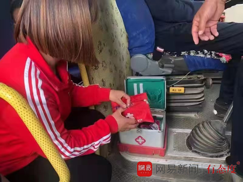 誠信校車祝你“平安乘車，快樂成長”