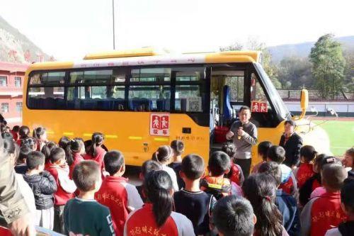 銅川照金：用愛心筑起校車安全的通道