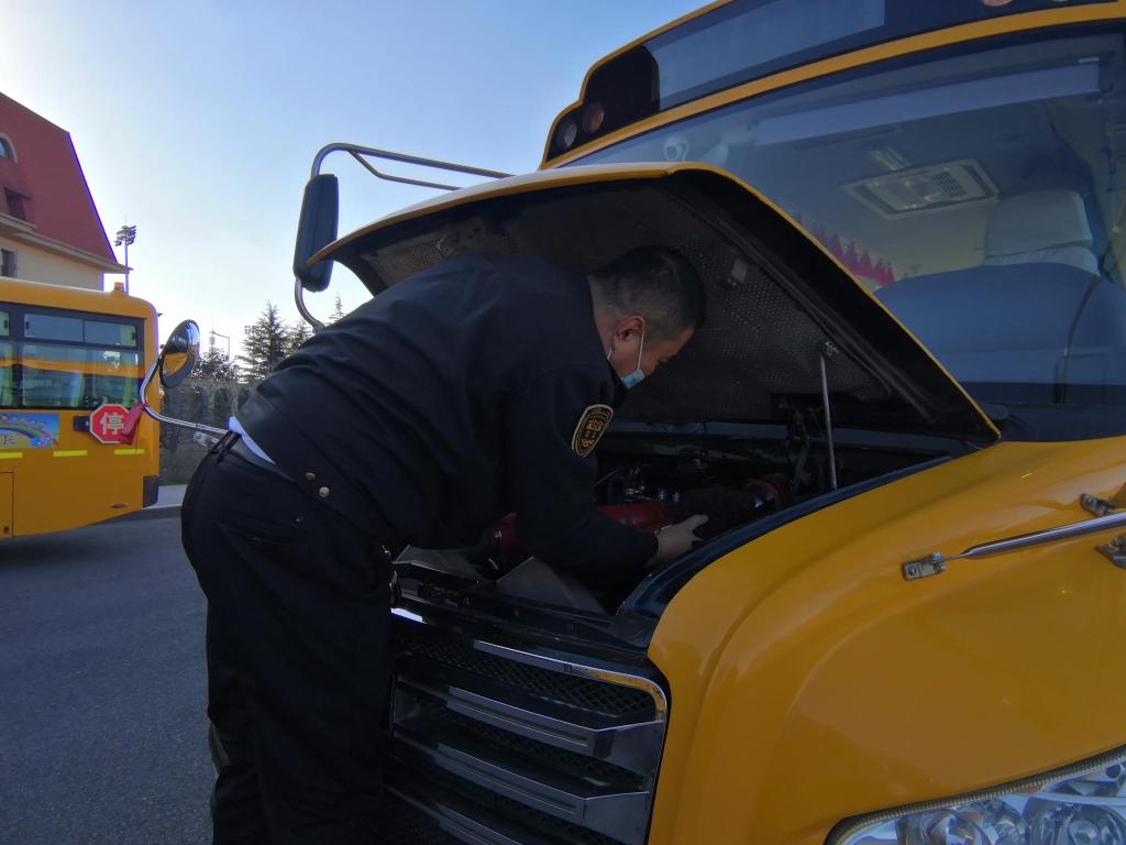 讓孩子們溫暖乘車！青島2000余輛溫馨校車全面開暖風(fēng)
