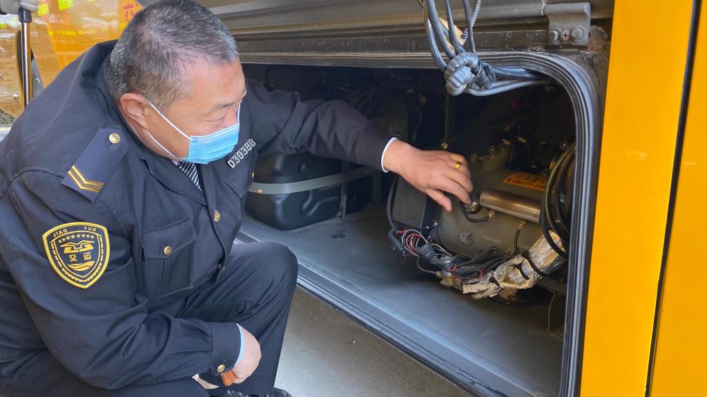 讓孩子們溫暖乘車！青島2000余輛溫馨校車全面開暖風(fēng)