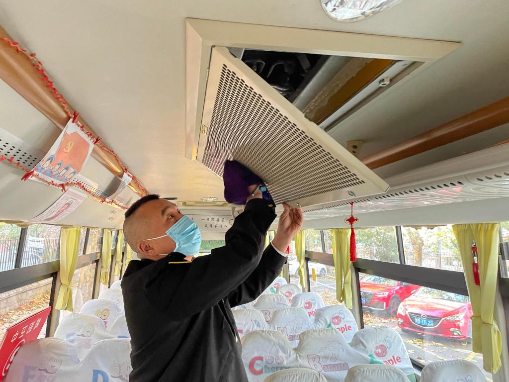 讓孩子們溫暖乘車！青島2000余輛溫馨校車全面開暖風(fēng)