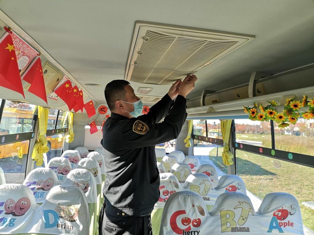 讓孩子們溫暖乘車！青島2000余輛溫馨校車全面開暖風(fēng)
