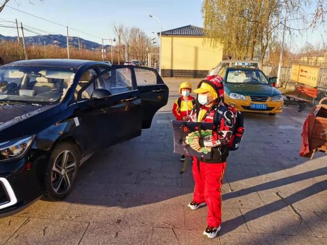 雪后，“專屬校車”接山村娃上學