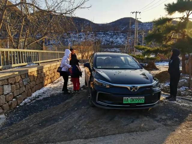 雪后，“專屬校車”接山村娃上學