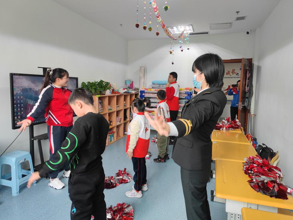 陪伴殘疾孩子，青島城運控股溫馨校車公司開展以“守護溫暖、傳遞關愛”為主題的暖冬系列活動