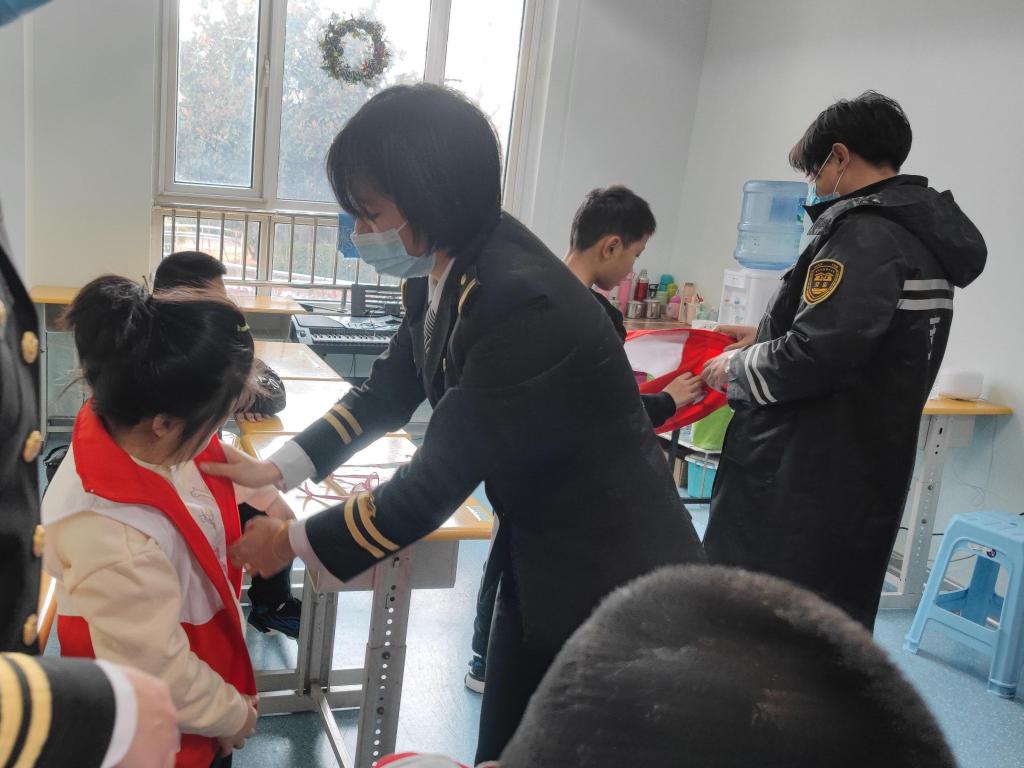 陪伴殘疾孩子，青島城運控股溫馨校車公司開展以“守護溫暖、傳遞關愛”為主題的暖冬系列活動