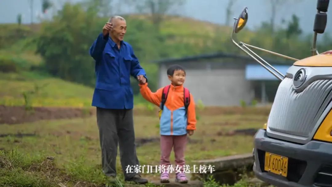 四川廣安引進46輛校車“解決農村幼兒入園乘車難”問題