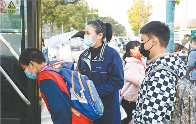 校車媽媽”田紅燕6年平安接送孩子10余萬人次