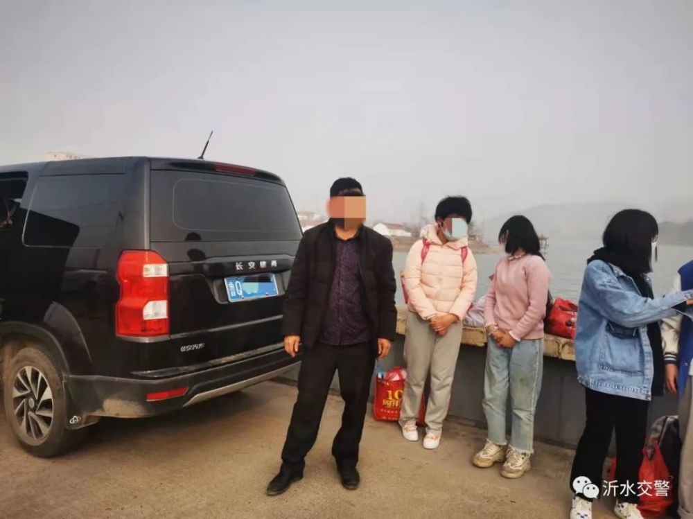 沂水交警查處一起超員“黑校車”