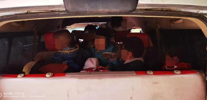 “黑校車(chē)”嚴(yán)重超員，2人被判刑！