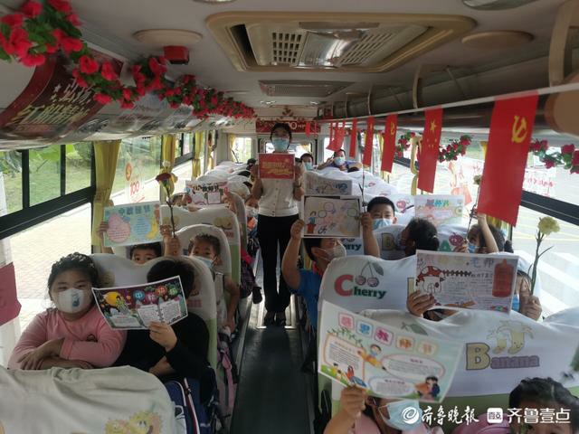 “大鼻子”校車里慶雙節