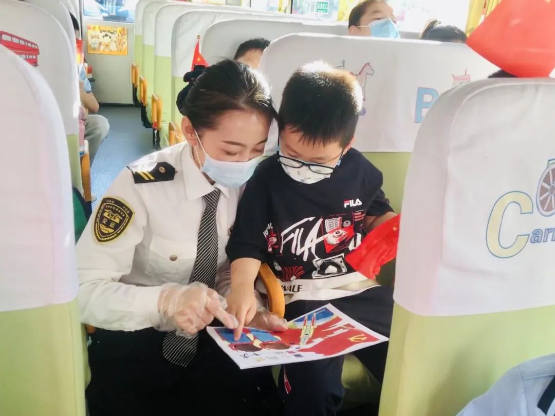 喜迎二十大 筑夢(mèng)向未來(lái) | 城運(yùn)控股集團(tuán)交運(yùn)溫馨校車公司開展“校車上的思政課”