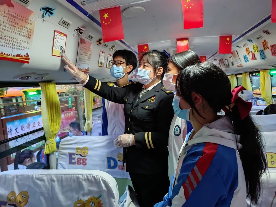 喜迎二十大 筑夢(mèng)向未來(lái) | 城運(yùn)控股集團(tuán)交運(yùn)溫馨校車公司開展“校車上的思政課”