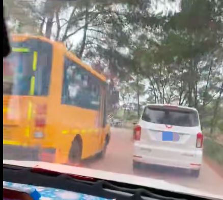 梧州市藤縣太平鎮一校車彎道超車，網友：把別人的孩子當兒戲