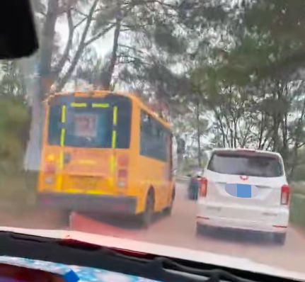 梧州市藤縣太平鎮一校車彎道超車，網友：把別人的孩子當兒戲