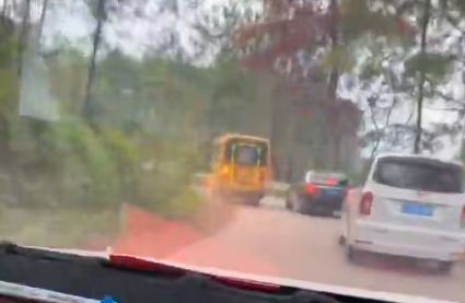 梧州市藤縣太平鎮一校車彎道超車，網友：把別人的孩子當兒戲
