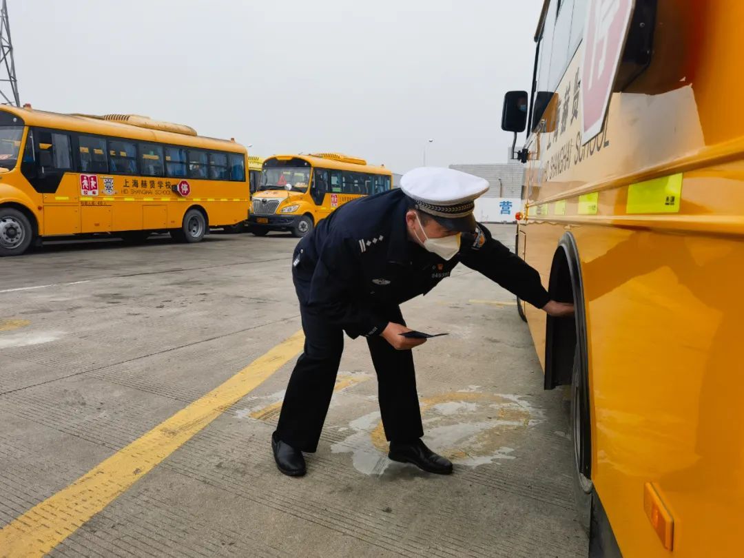 覆蓋48所學校171輛校車，松江交警開展校車安全“大體檢”