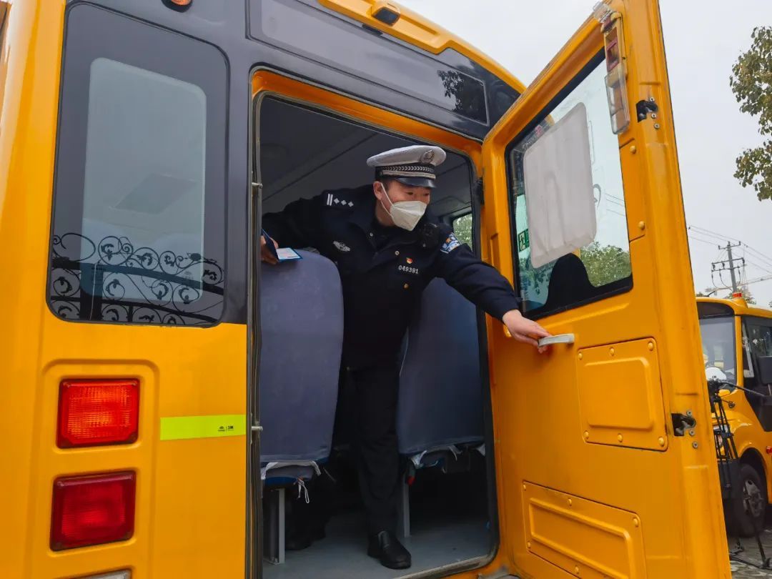 覆蓋48所學校171輛校車，松江交警開展校車安全“大體檢”