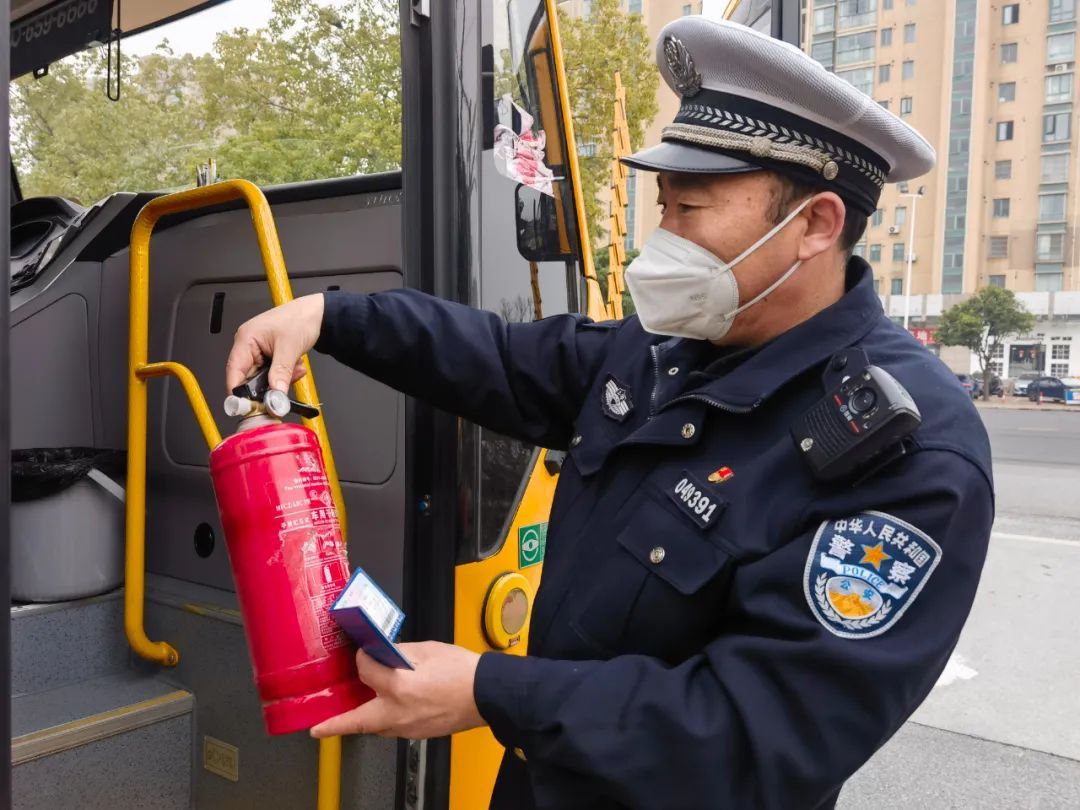 覆蓋48所學校171輛校車，松江交警開展校車安全“大體檢”