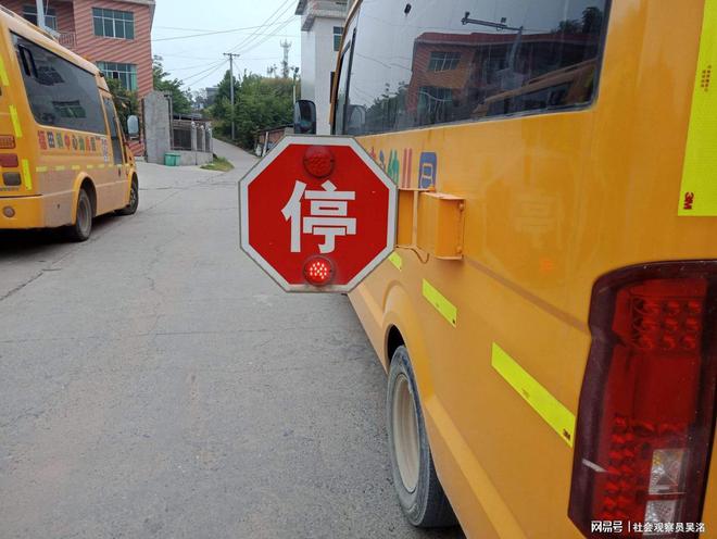 小學生下校車被后車撞飛 校車司機未查看傷者情況駕車離開惹爭議