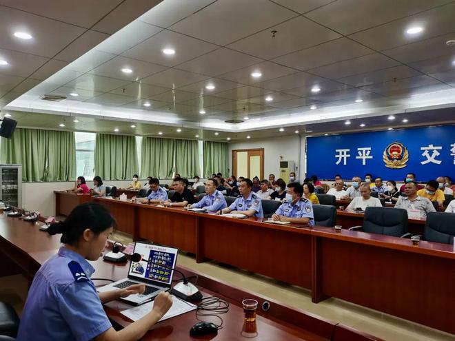 校車也“路怒”？開平交警及時(shí)出手