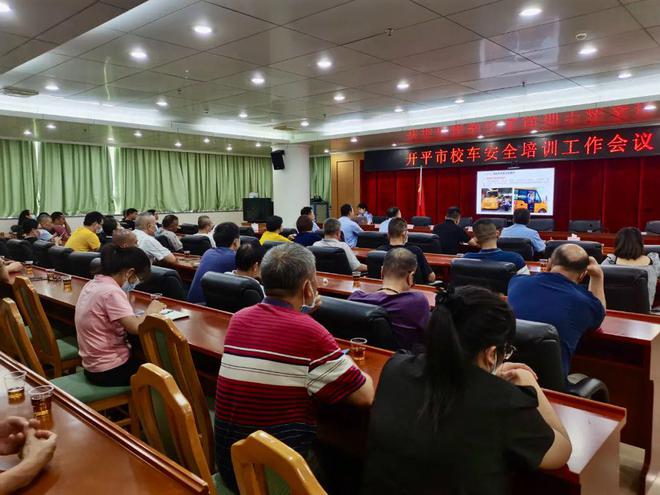 校車也“路怒”？開平交警及時(shí)出手