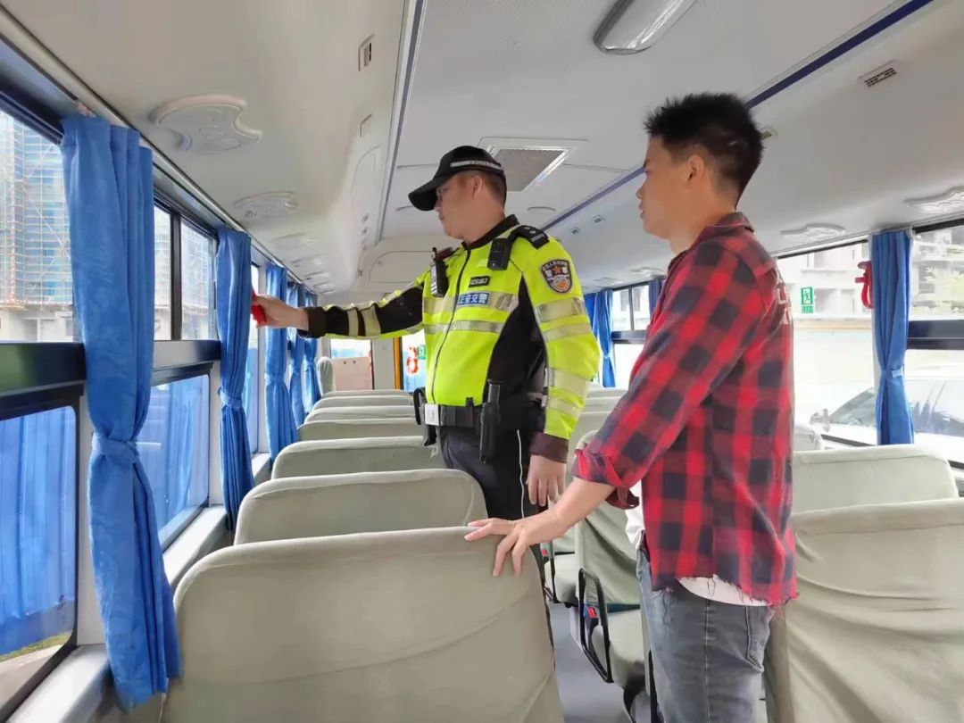 擰緊校車“安全閥” ！遵義交警開展校車安全大檢查！