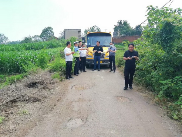 鐘祥：體驗(yàn)式排查校車運(yùn)營(yíng)線路安全隱患