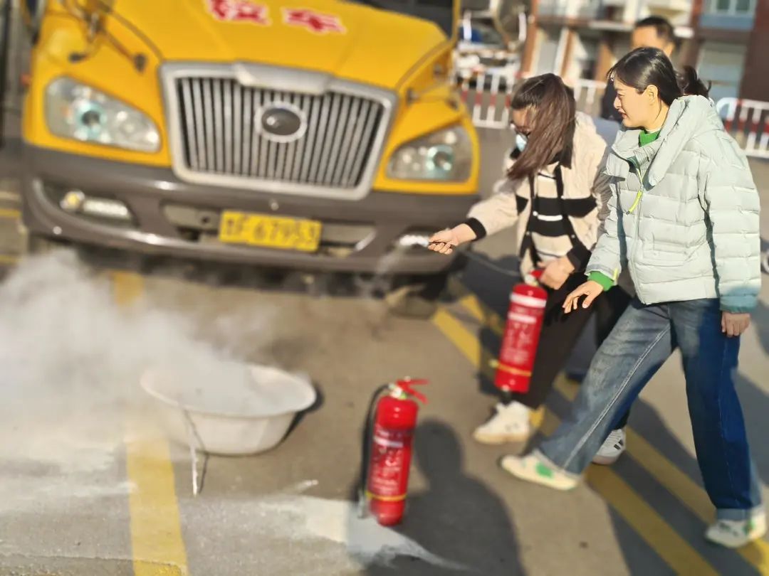 安全“童”行，用心護(hù)航——潮水鎮(zhèn)中心幼兒園校車應(yīng)急疏散演練